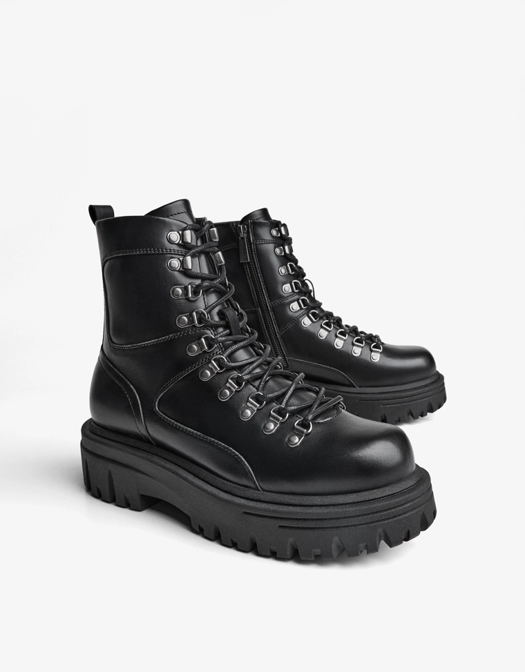 Ботинки с металлическими деталями