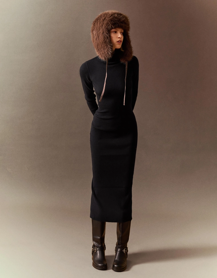 Платье миди в рубчик с высоким воротником