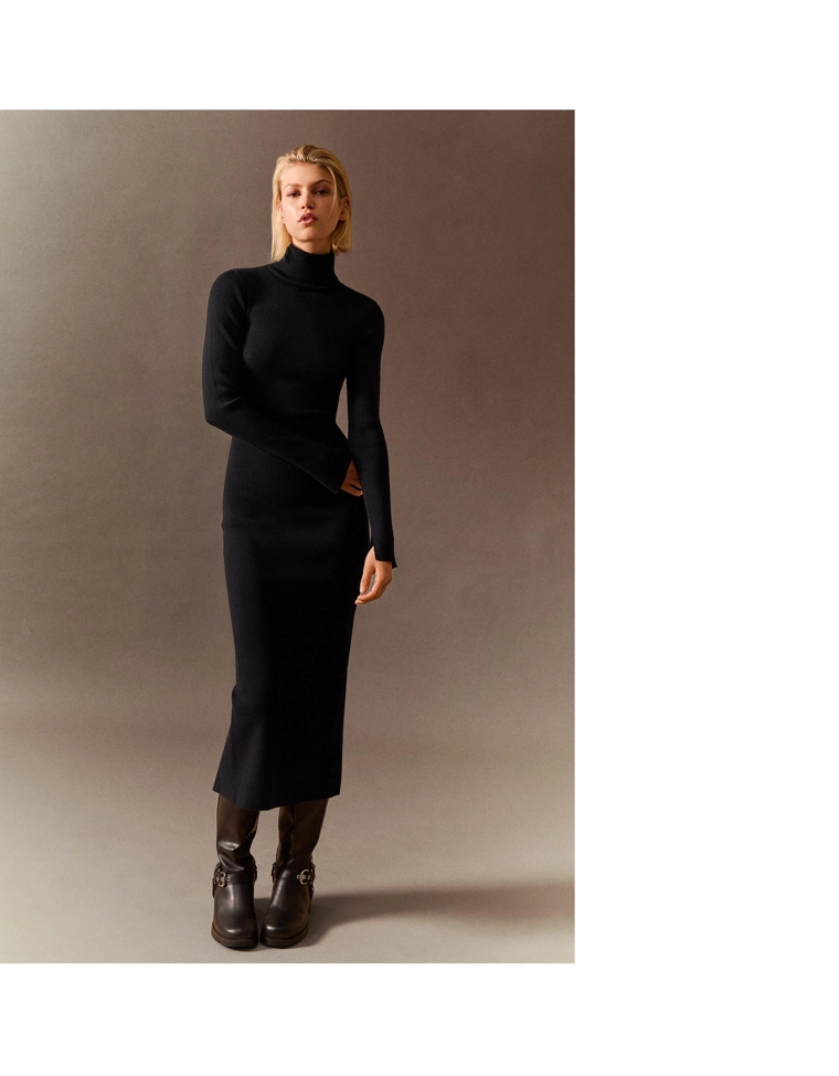 Платье миди в рубчик с высоким воротником