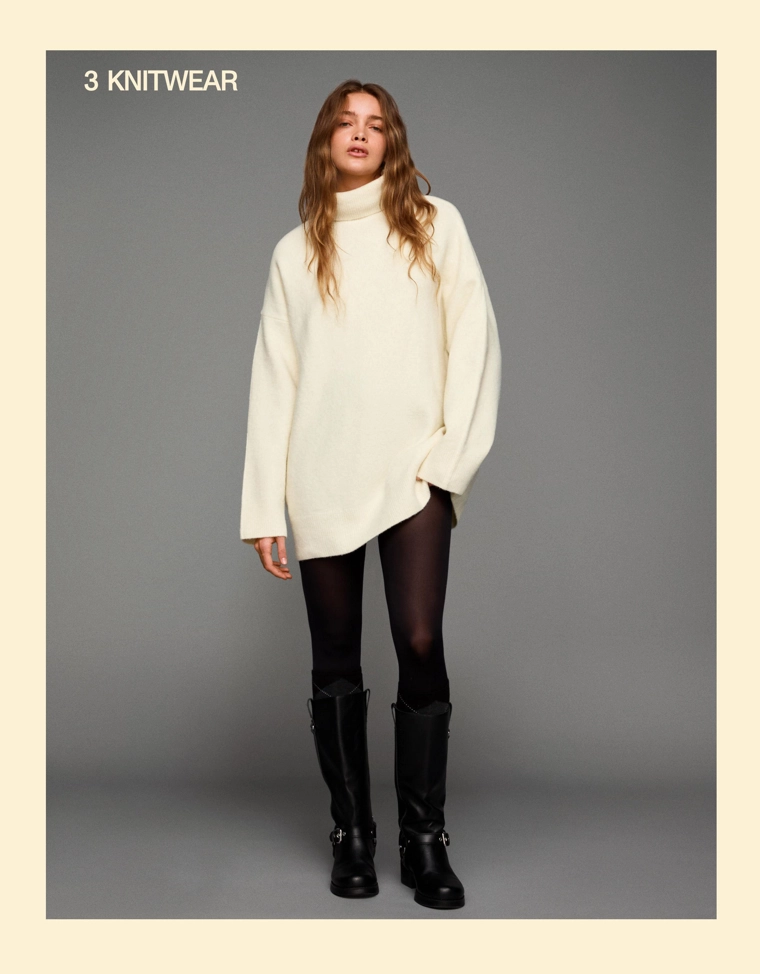 Объемный свитер с высоким воротником