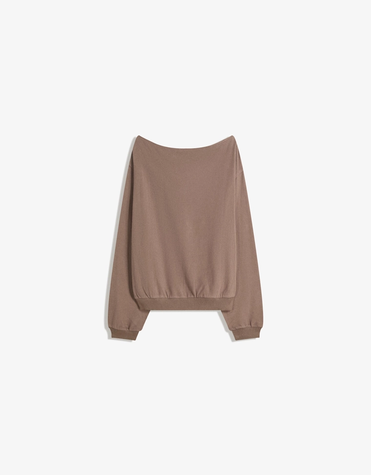 Свитер с заклепками