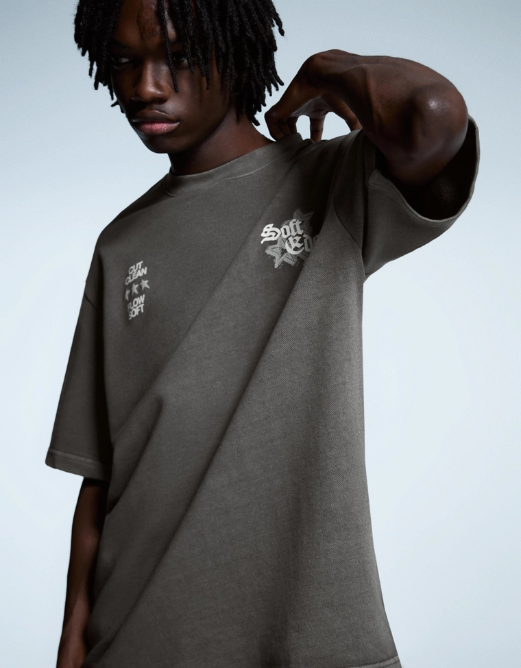 Футболка из мягкой ткани с короткими рукавами и принтом