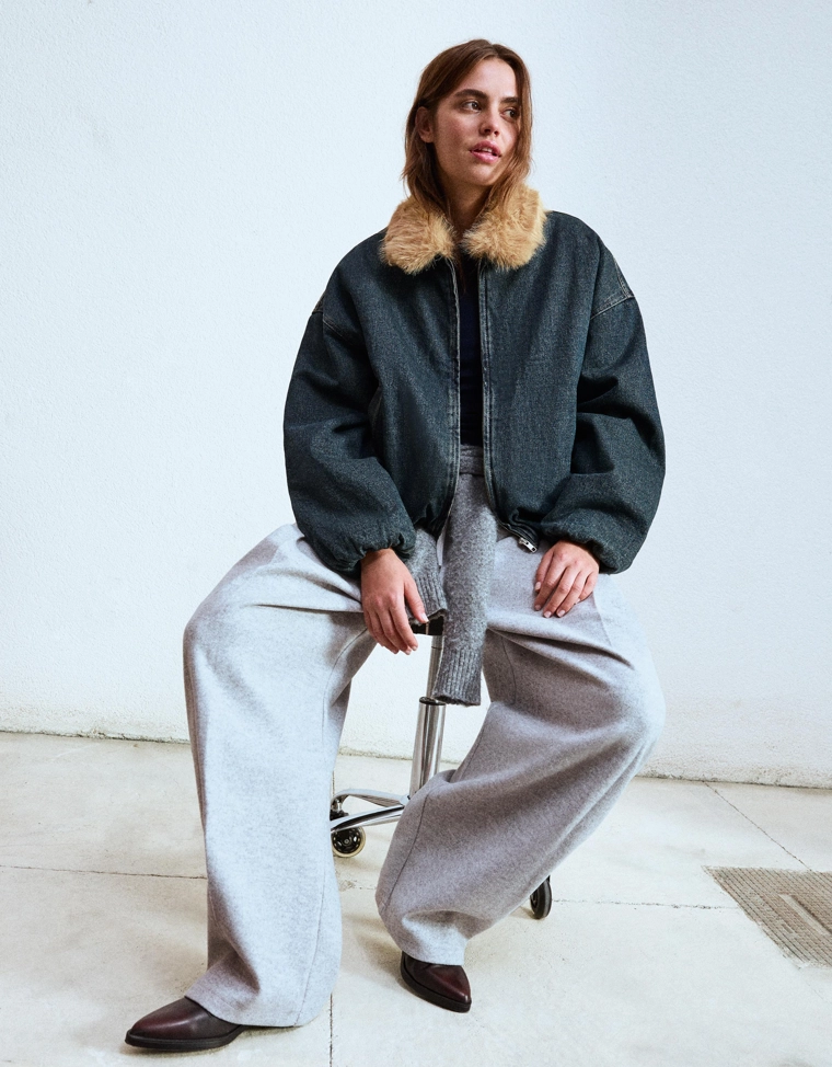 Джинсовая куртка с воротником из искусственного меха