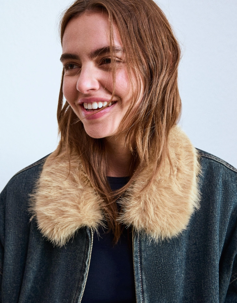 Джинсовая куртка с воротником из искусственного меха