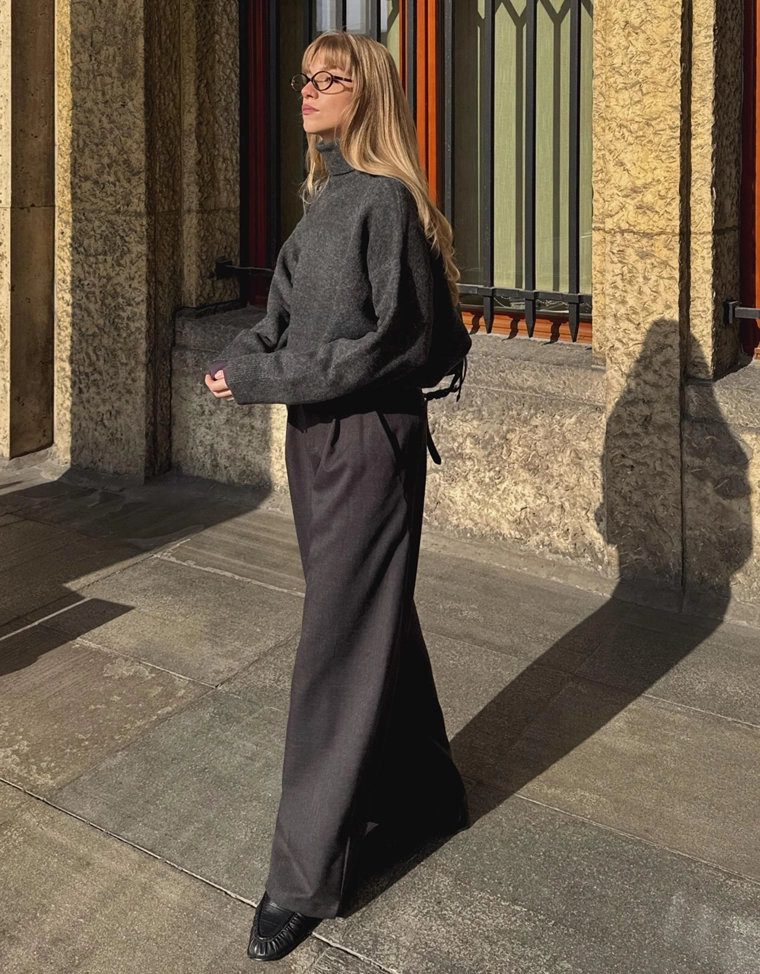 Объемный свитер с высоким воротником