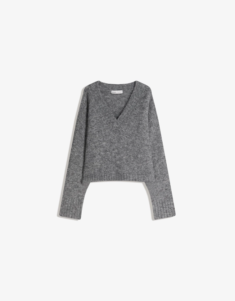 Свитер свободного кроя с V-образным вырезом