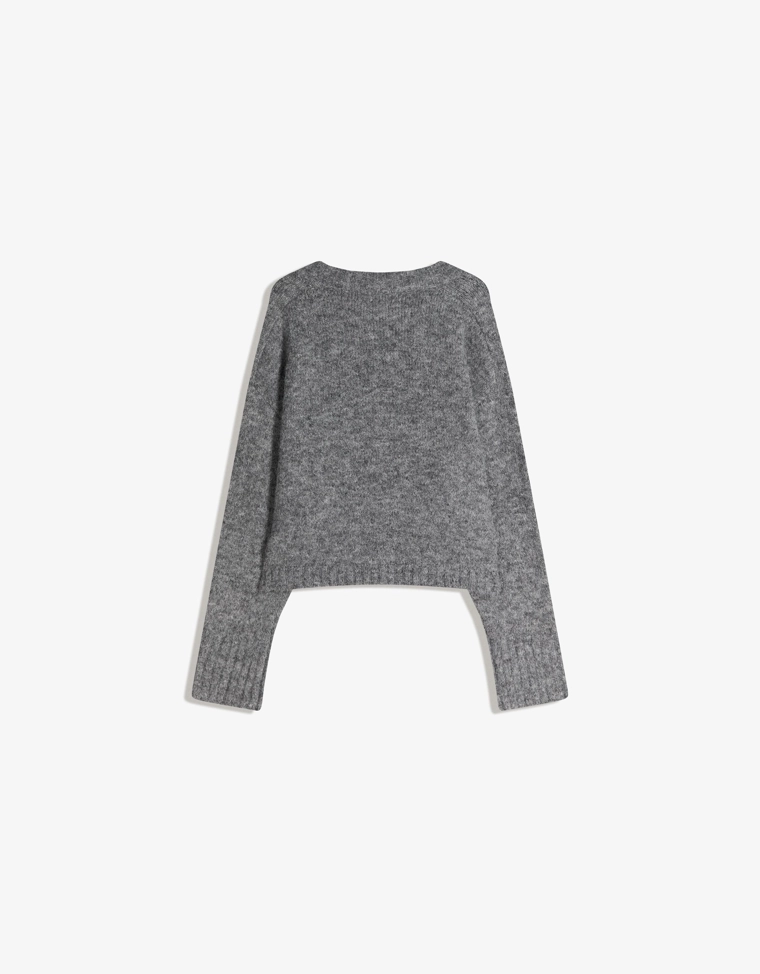 Свитер свободного кроя с V-образным вырезом