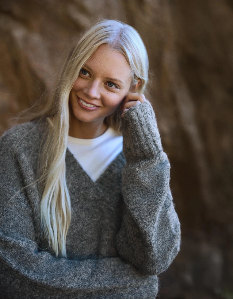 Свитер свободного кроя с V-образным вырезом