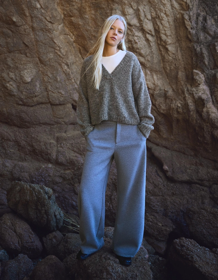 Свитер свободного кроя с V-образным вырезом