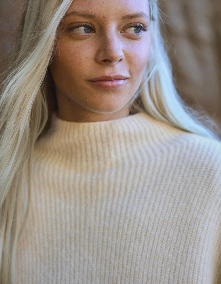 Свитер с объемными рукавами