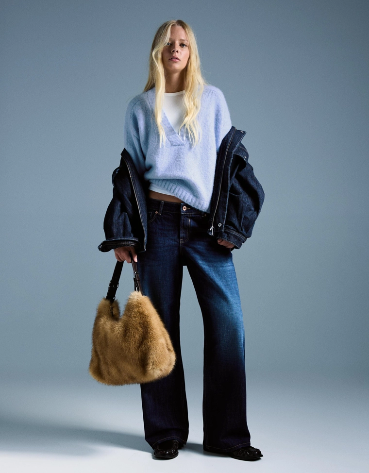 Свитер свободного кроя с V-образным вырезом