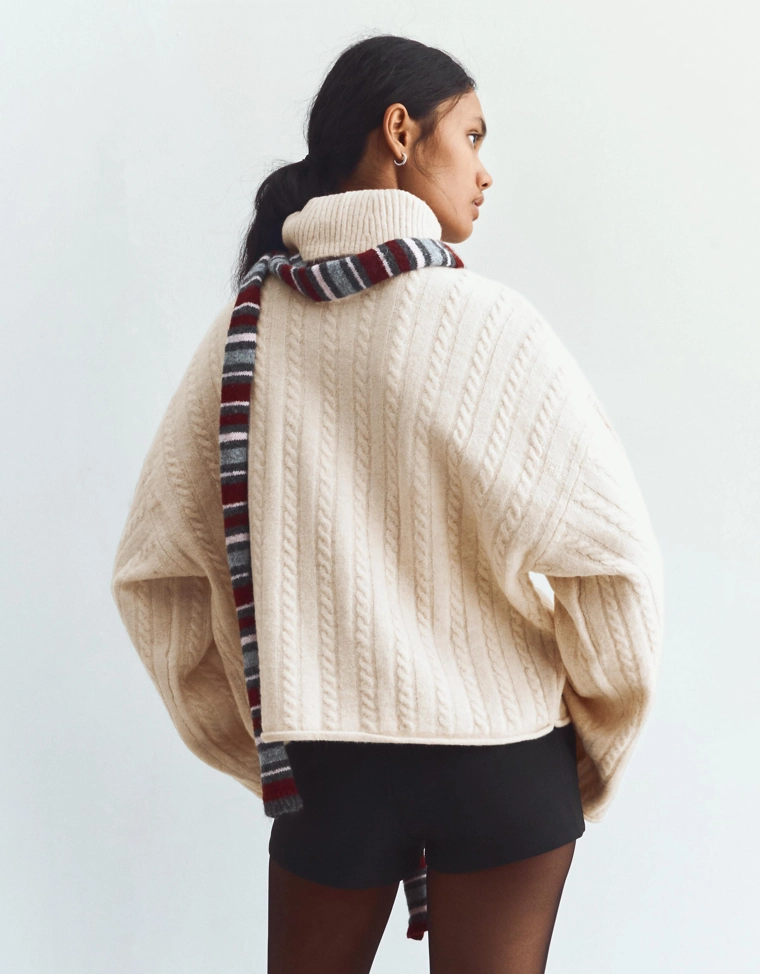 Свитер с высоким воротником и узором «Косы»