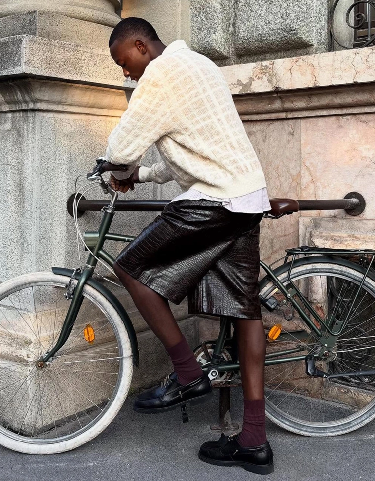 Шорты-бермуды из искусственной кожи