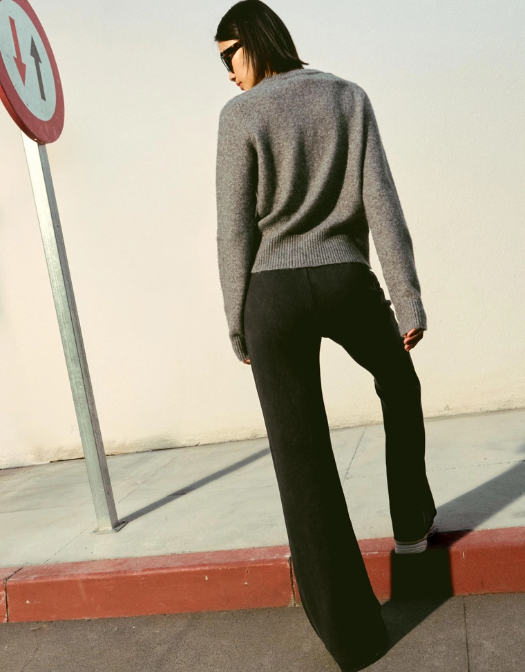 Расклешенные брюки из мягкой ткани с необработанным краем