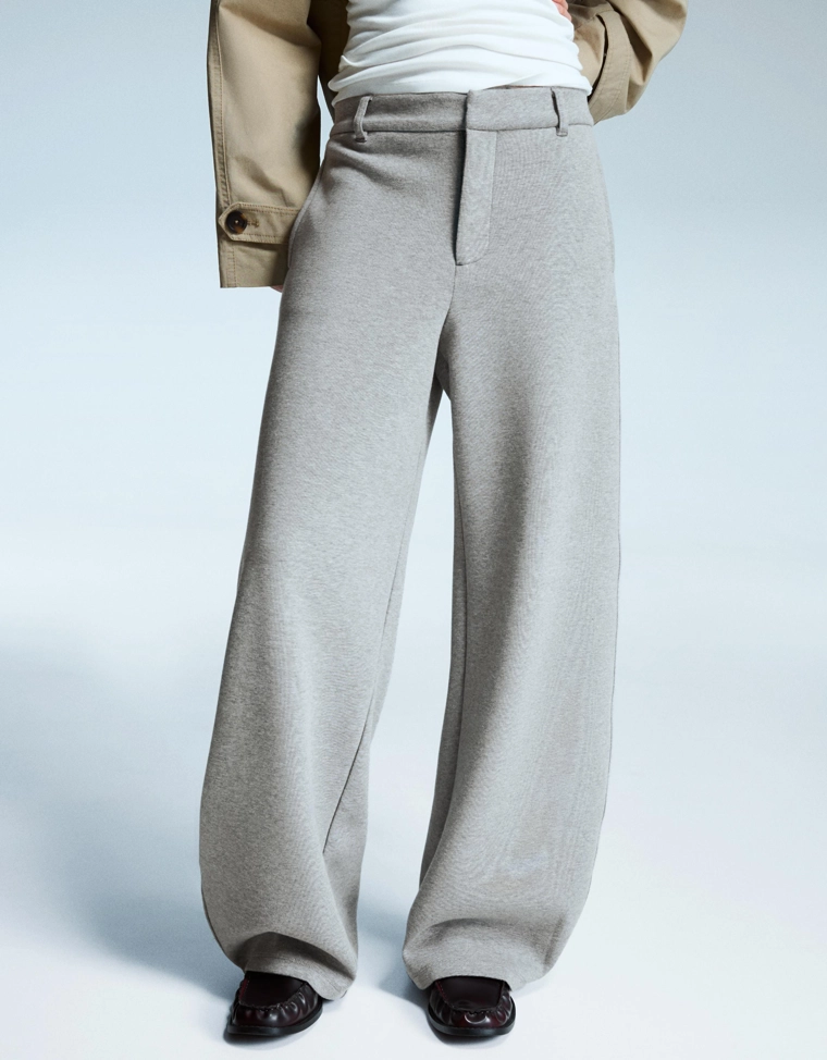 Брюки объемного кроя, зауженные книзу