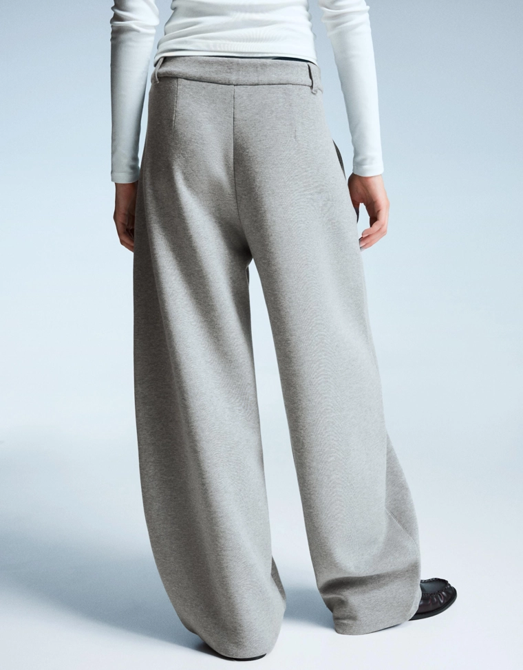 Брюки объемного кроя, зауженные книзу