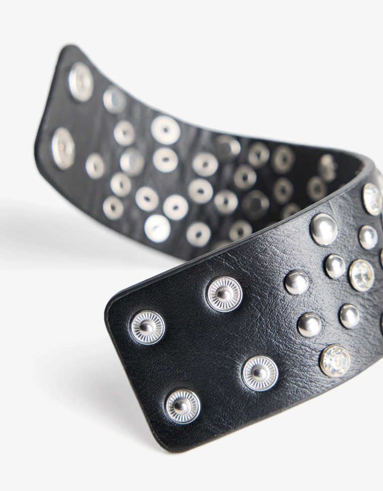 Браслет из искусственной кожи с заклепками
