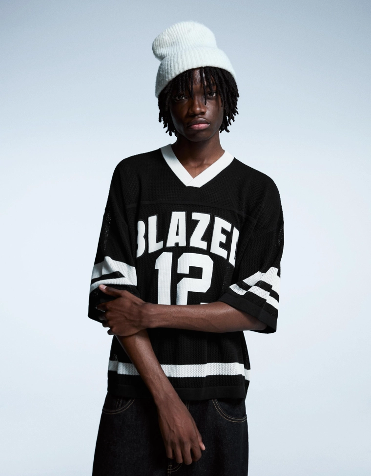 Футболка с коротким рукавом и спортивным мешком с принтом