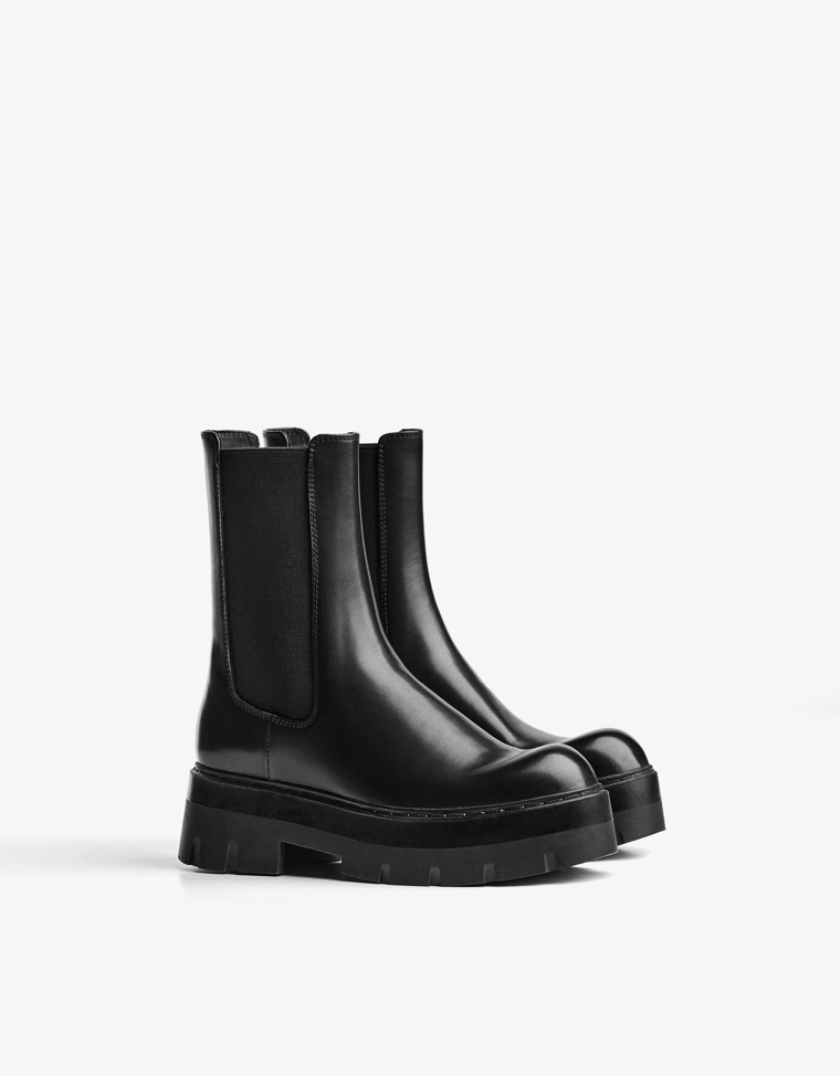 Ankle boots with elastic detail