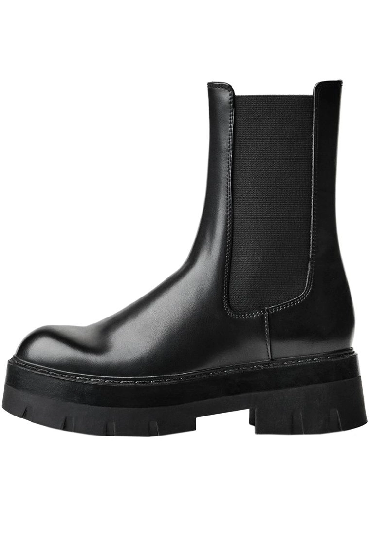 Ankle boots with elastic detail