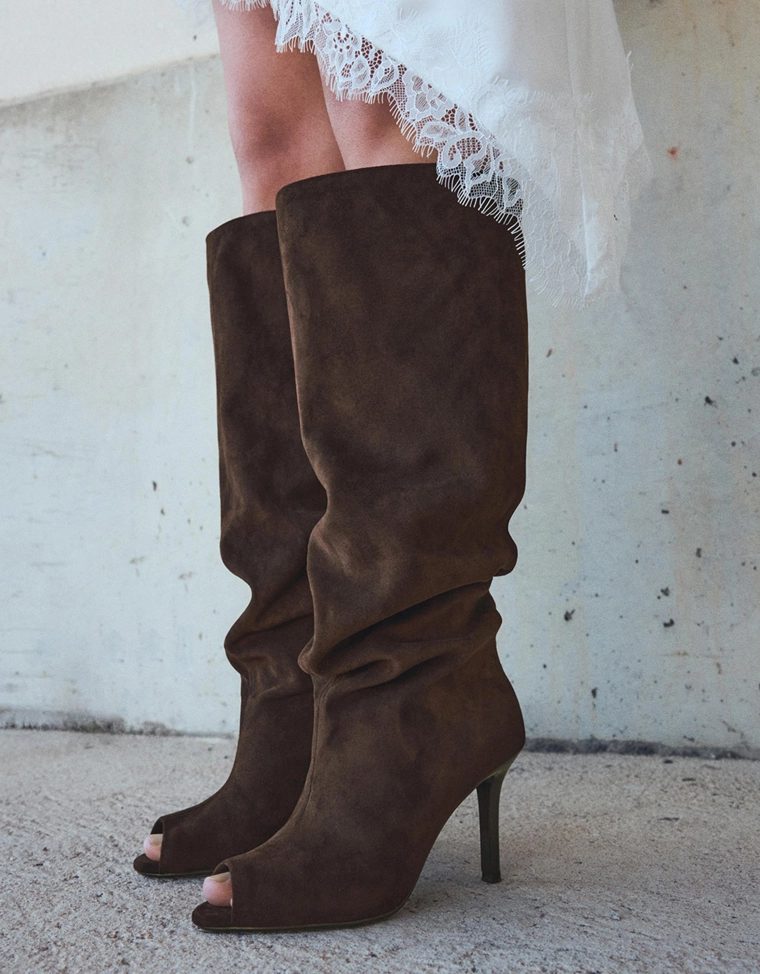 Сапоги на шпильке с разрезом