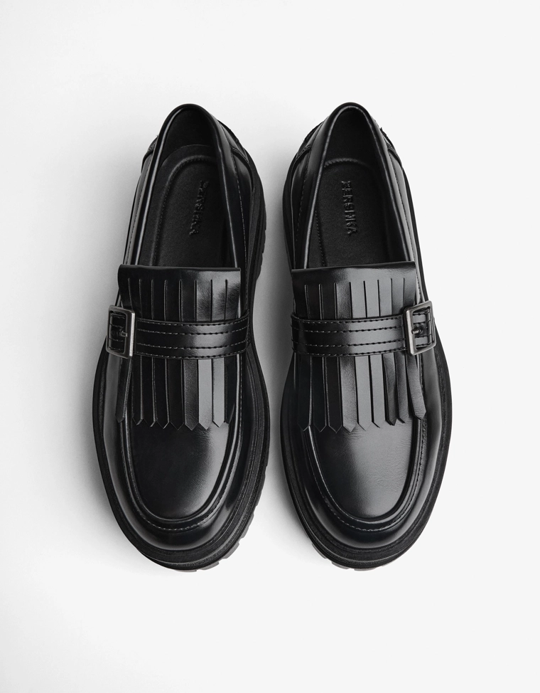 Мокасины на толстой подошве с пряжкой