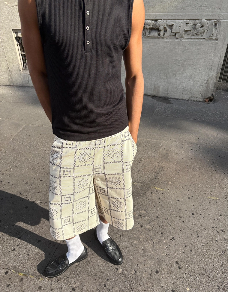 Шорты-бермуды с заниженным шаговым швом