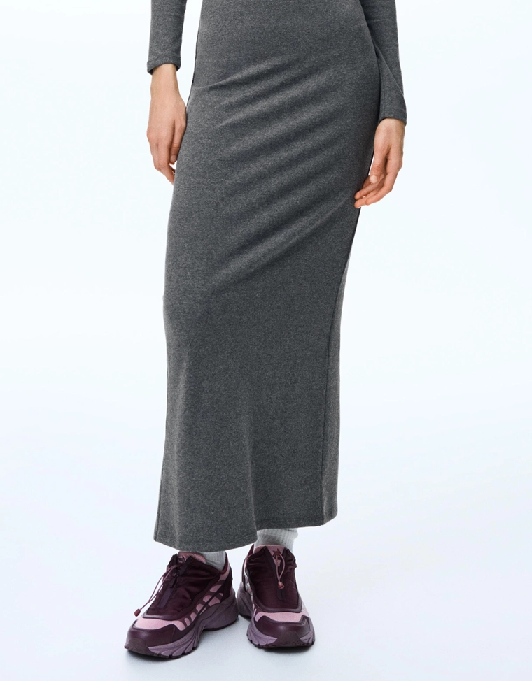 Мягкое платье с длинными рукавами и вырезом-лодочкой