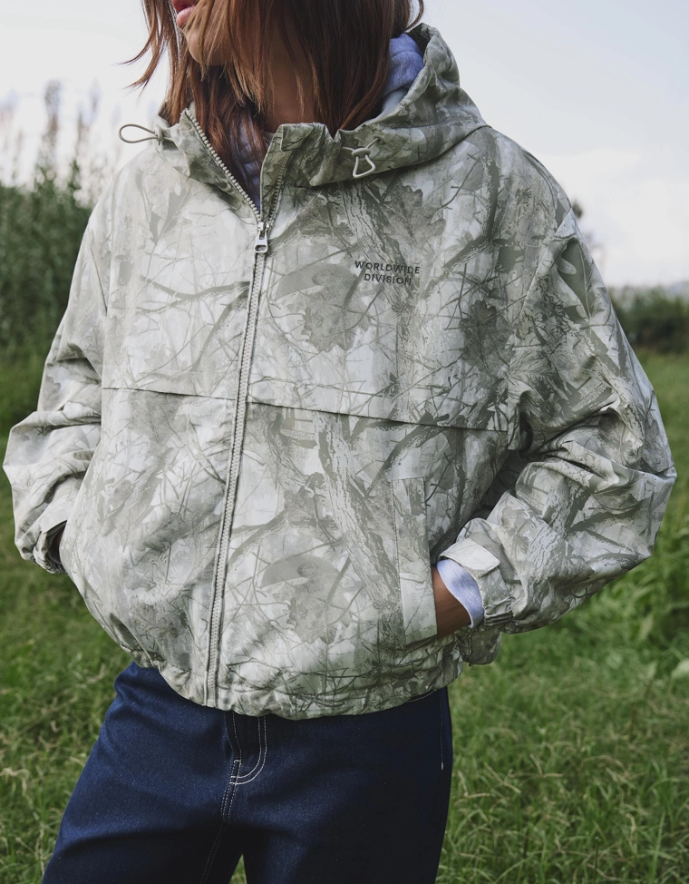 Пуховик с принтом и капюшоном