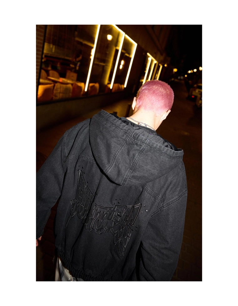 Джинсовая куртка с заклепками