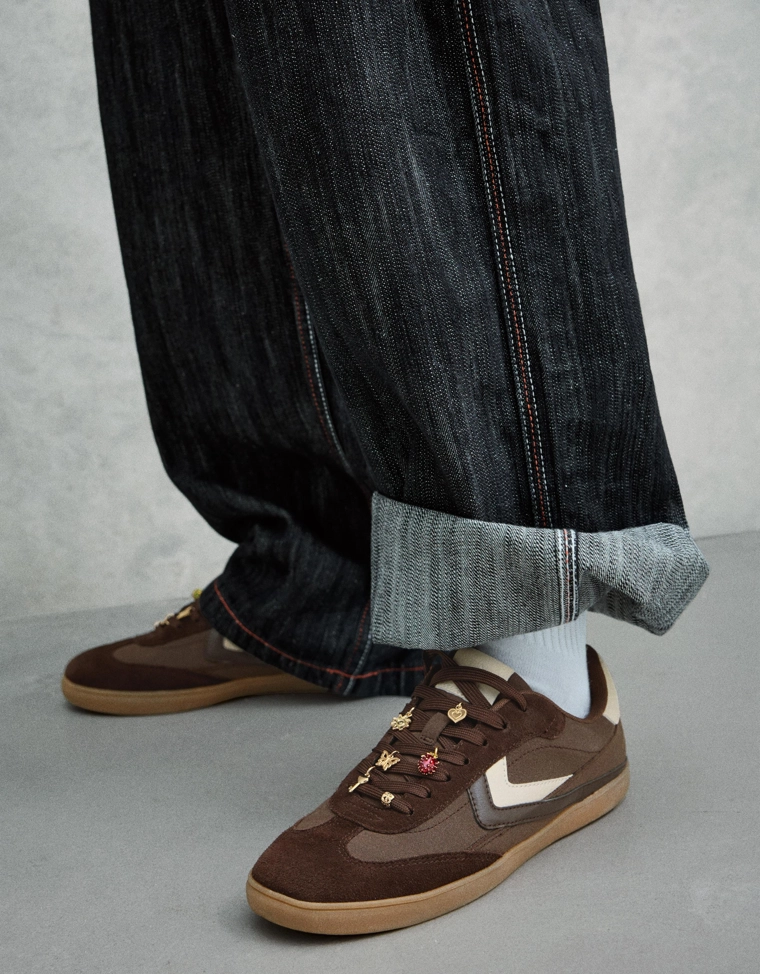 Ретро-кроссовки с шармами