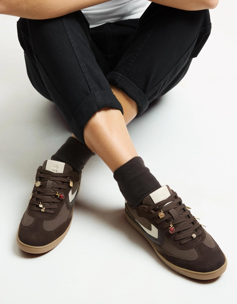 Ретро-кроссовки с шармами