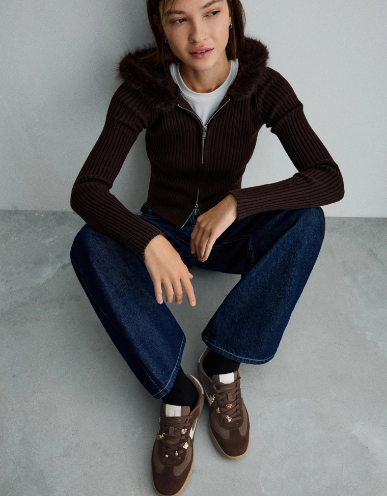 Ретро-кроссовки с шармами