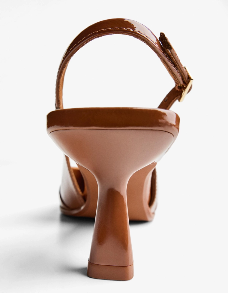 Туфли на среднем тонком каблуке с ремешком и пряжкой