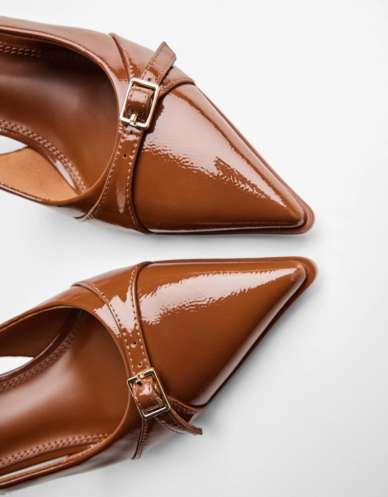 Туфли на среднем тонком каблуке с ремешком и пряжкой