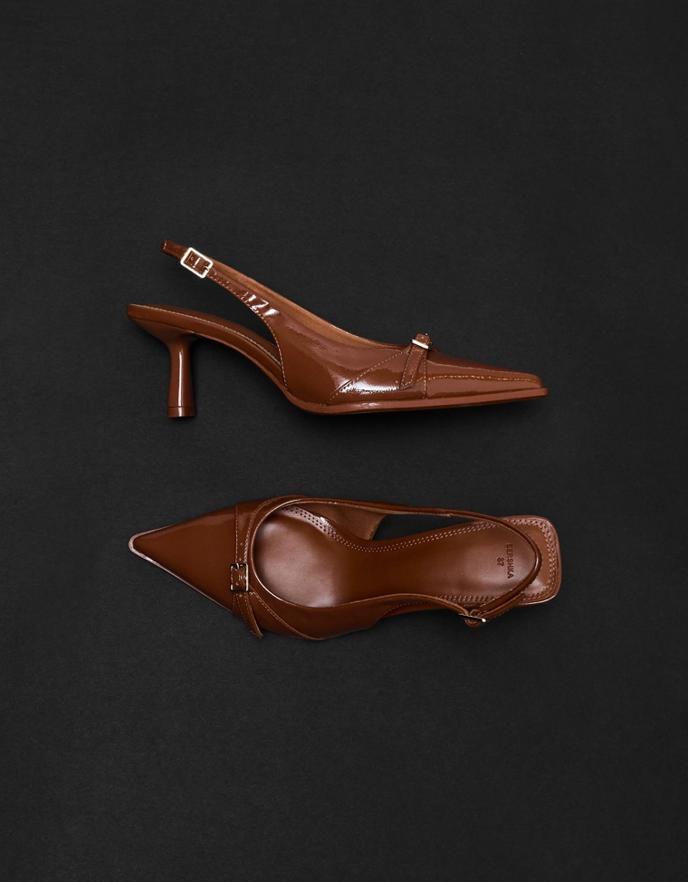 Туфли на среднем тонком каблуке с ремешком и пряжкой