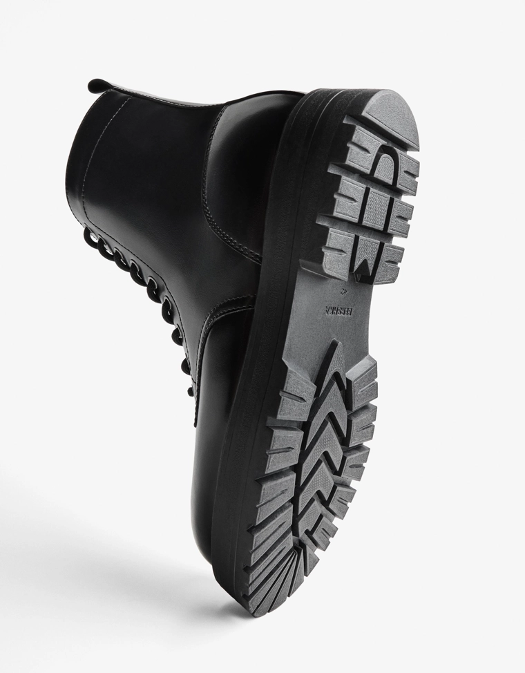 Ботильоны со шнуровкой на рифленой подошве