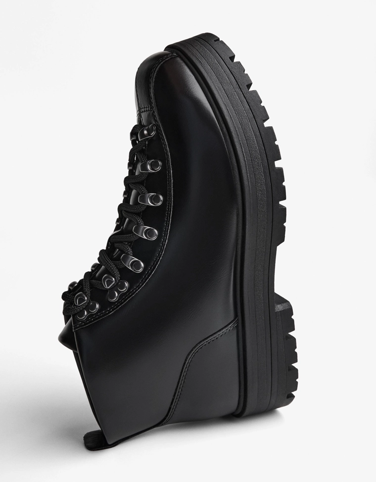 Ботинок с металлическими деталями