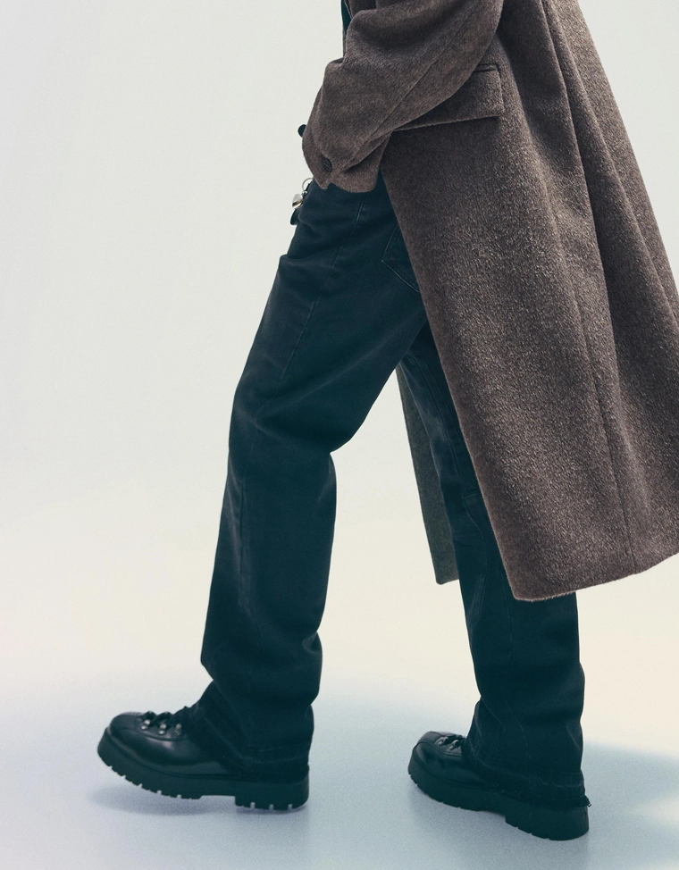 Ботинок с металлическими деталями