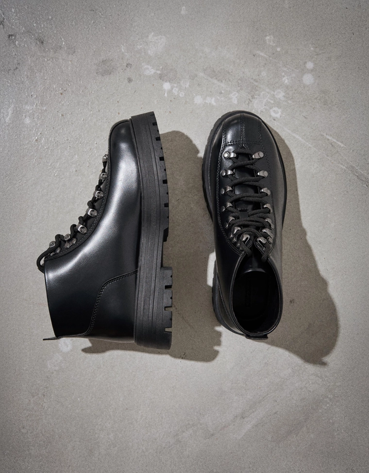 Ботинок с металлическими деталями