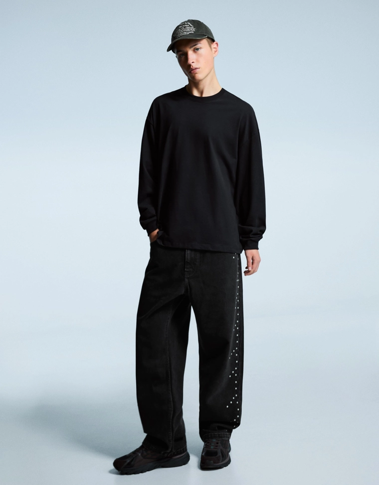 Джинсы свободного кроя с заклепками