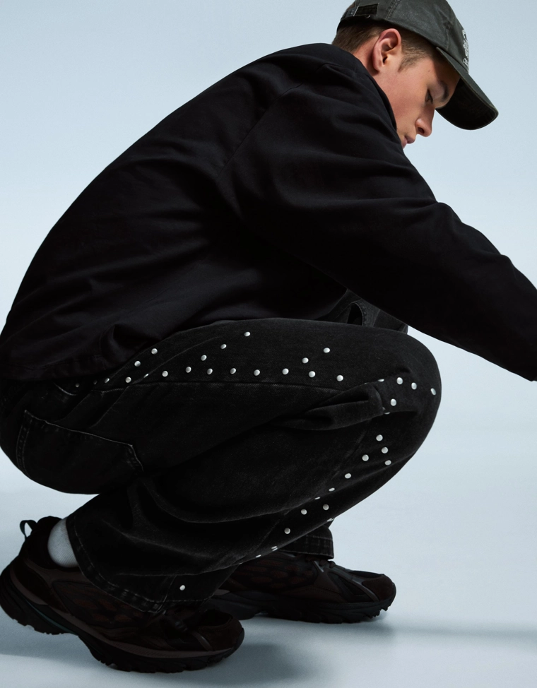 Джинсы свободного кроя с заклепками