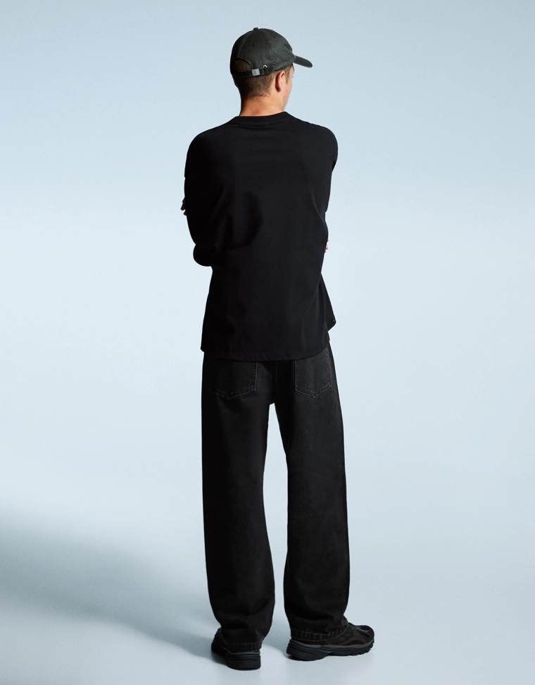 Джинсы свободного кроя с заклепками