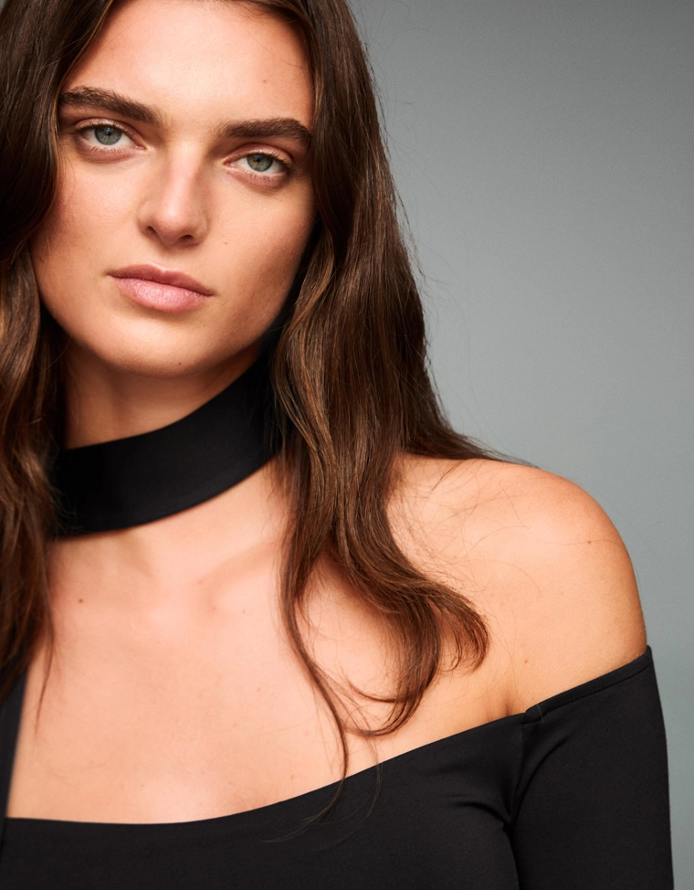 Футболка с длинными рукавами и шарфом