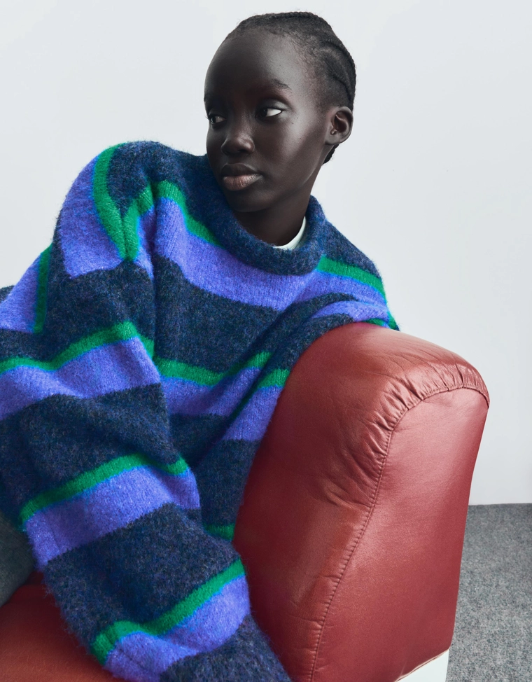 Свитер в разноцветную полоску