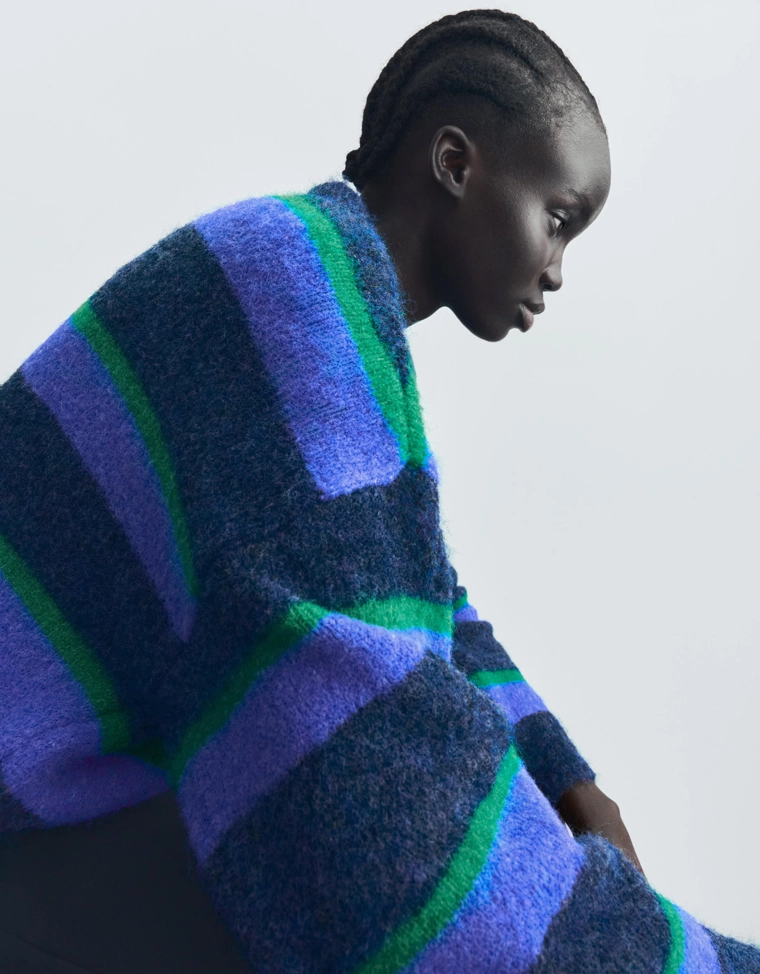 Свитер в разноцветную полоску