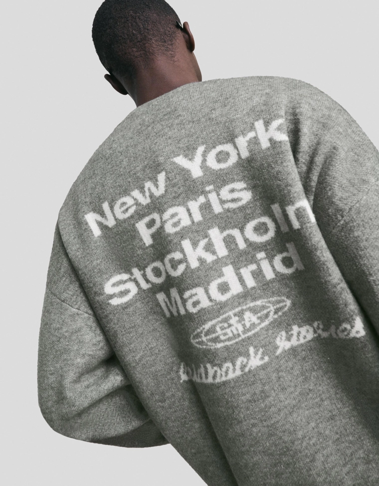 Свитер с вышивкой иллюстрации из жаккарда