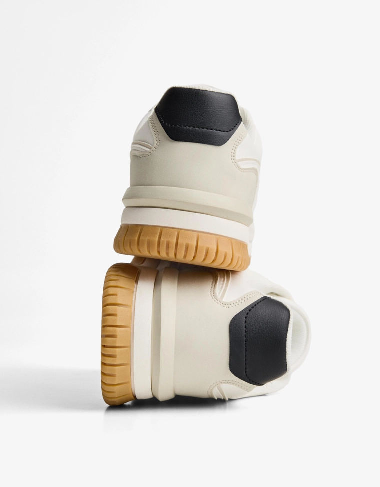 Кроссовки с деталью на пятке