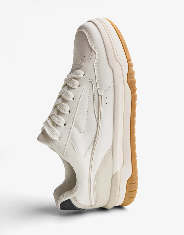 Кроссовки с деталью на пятке