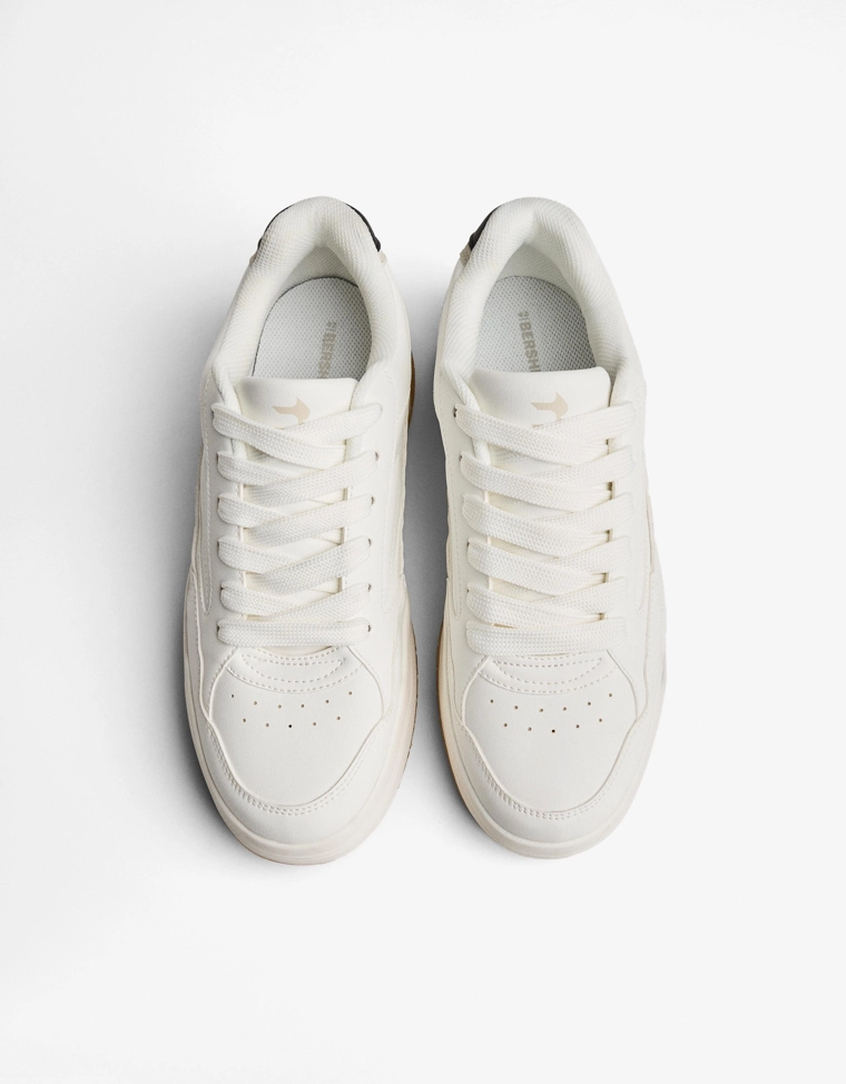 Кроссовки с деталью на пятке